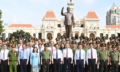 Tổng Bí thư, Chủ tịch nước Tô Lâm dâng hoa tượng đài Bác Hồ tại TP. Hồ Chí Minh